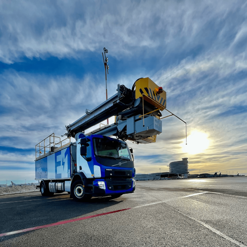 all-electric de-icing vehicle