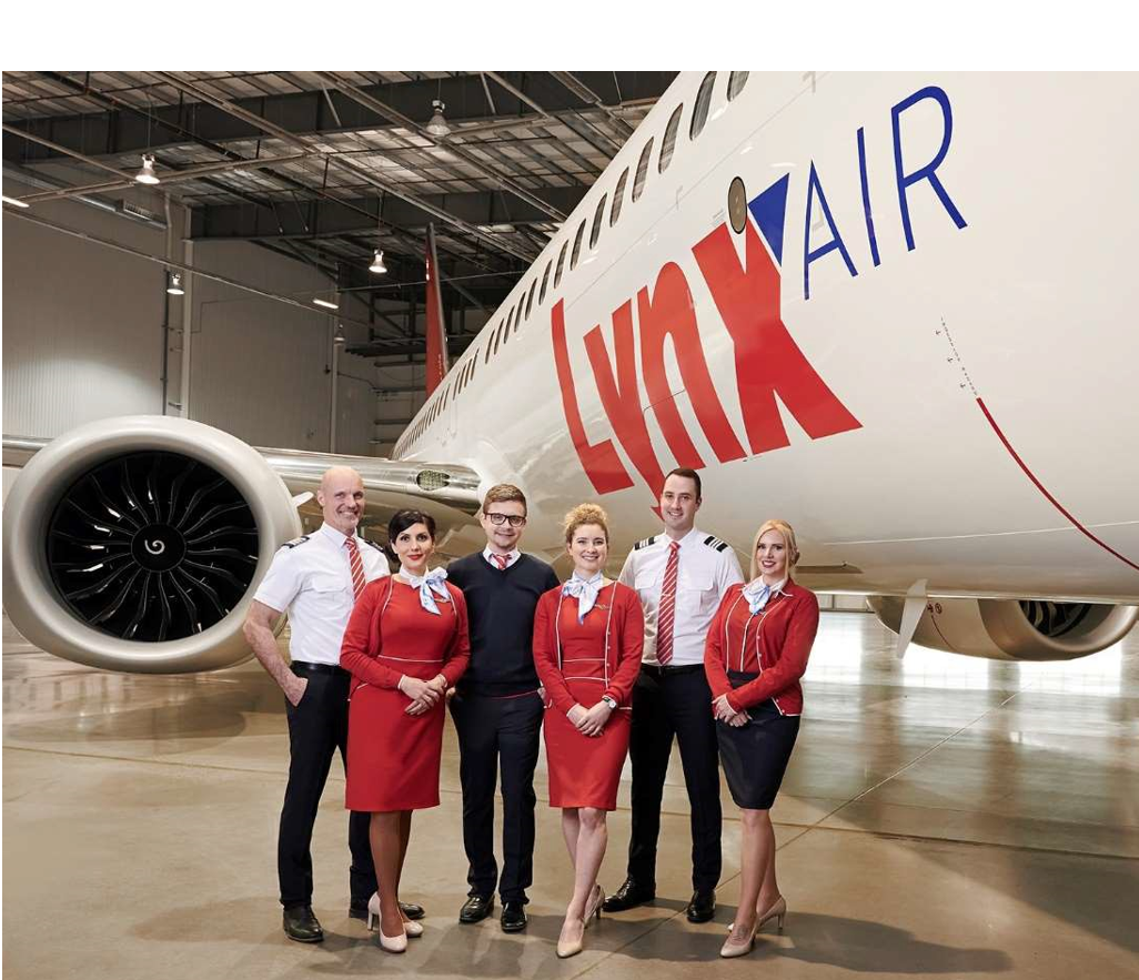 Une photo de six employés de la compagnie aérienne Lynx devant un avion Lynx Air