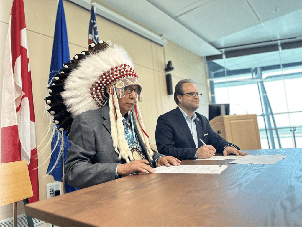 L à R : Grand Chief Leonard Standingontheroad, conseiller des Premières nations au Montana et Myron Keehn, chef de la direction de l’Aéroport international d’Edmonton (YEG), ont signé l’entente MOU entre l’Aéroport international d’Edmonton et les Premières nations du Montana.