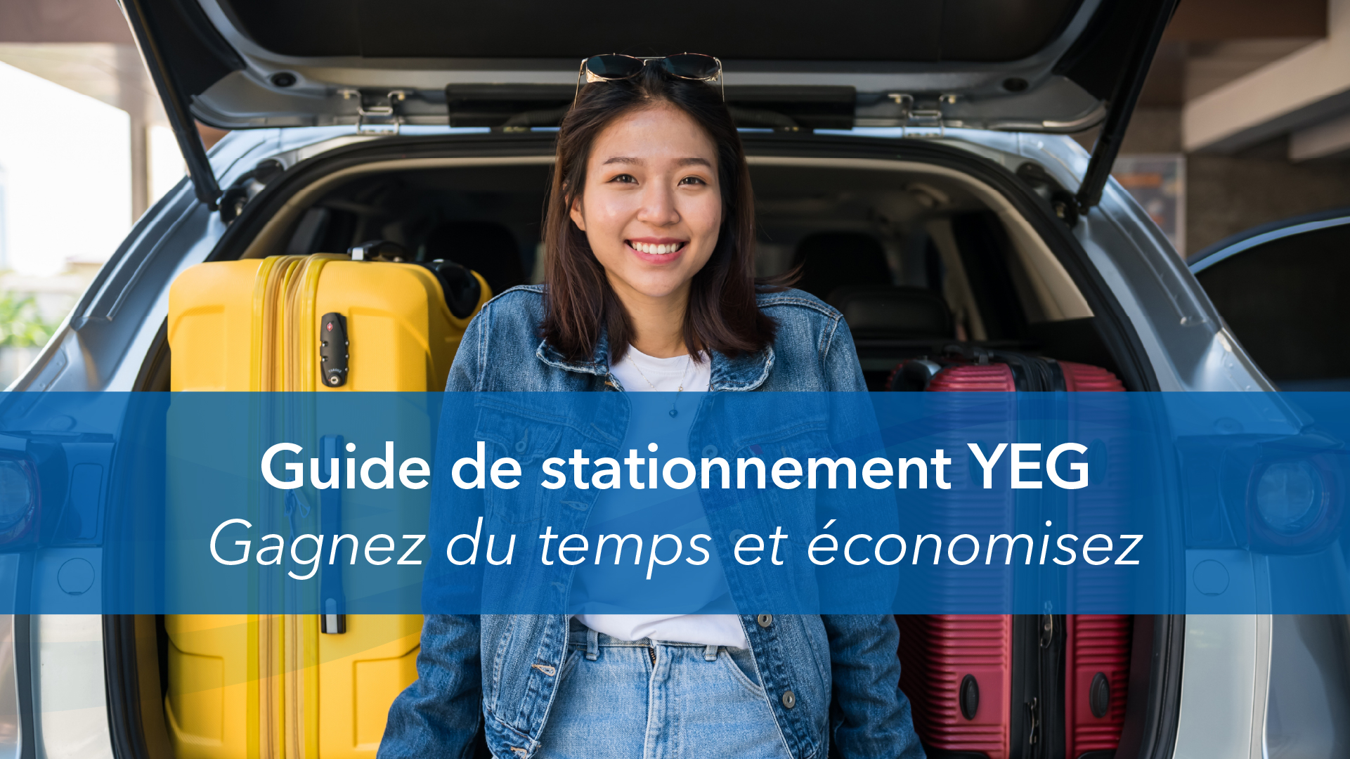 Photo d’une femme souriante avec une veste en denim, appuyée contre le coffre ouvert d'une voiture, avec deux bagages à ses côtés.